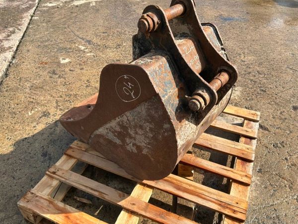 24" JCB 3 Cx digging bucket......45mm pins........ 398401764