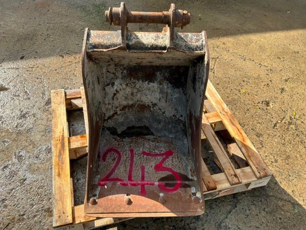 24" JCB 3 Cx digging bucket......45mm pins........ 398401773
