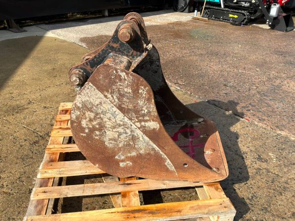 24" JCB 3 Cx digging bucket......45mm pins........ 398401779