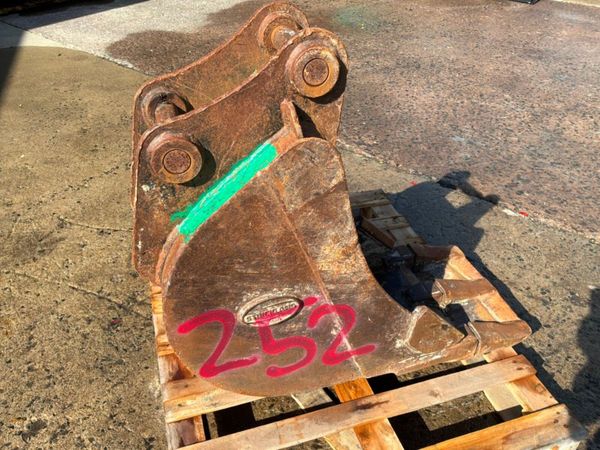 18" Strickland digging Bucket.........50mm pins... 398401730