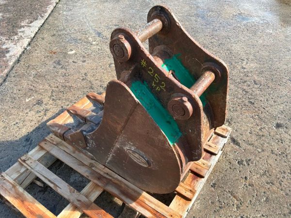 18" Strickland digging Bucket.........50mm pins... 398401733