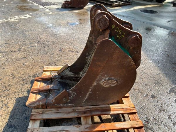 18" Strickland digging Bucket.........50mm pins... 398401736