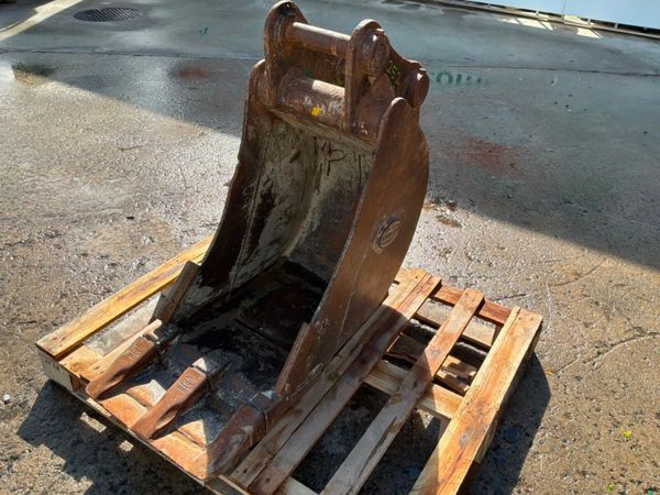 18" Strickland digging Bucket.........50mm pins... 398401738