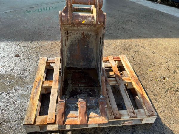 18" Strickland digging Bucket.........50mm pins... 398401739