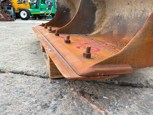 72" Grading bucket.......65mm pins.........296kp. 398541275