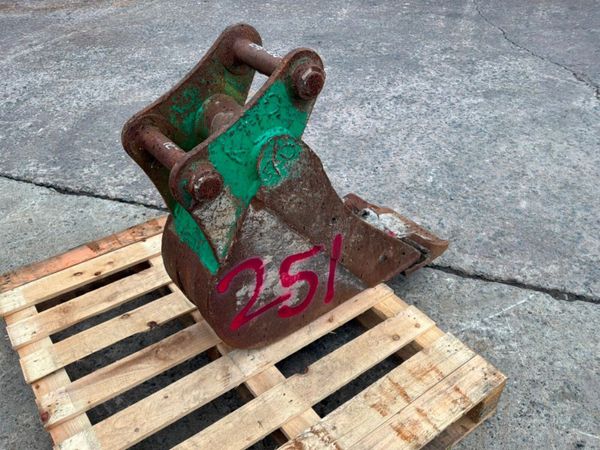 12" digging bucket.......50mm pins.........251 kp. 398541355