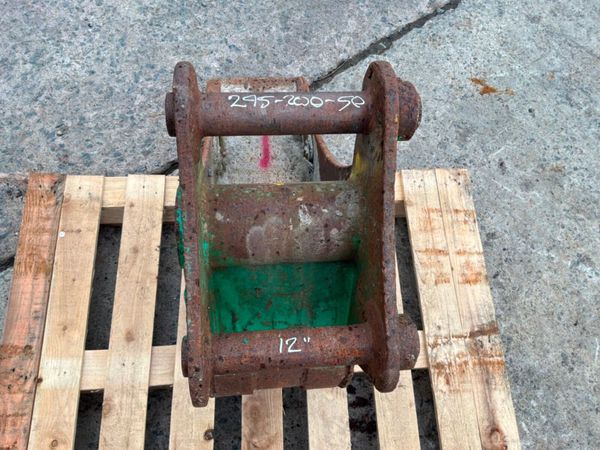 12" digging bucket.......50mm pins.........251 kp. 398541357