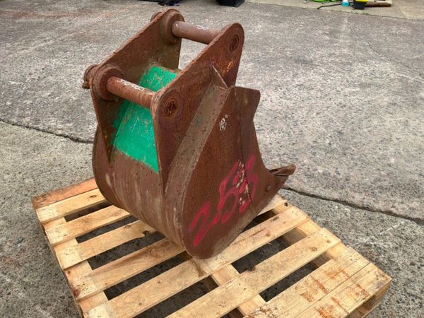 18" digging Bucket...........50mm pins........253k 398541664