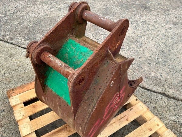 18" digging Bucket...........50mm pins........253k 398541673