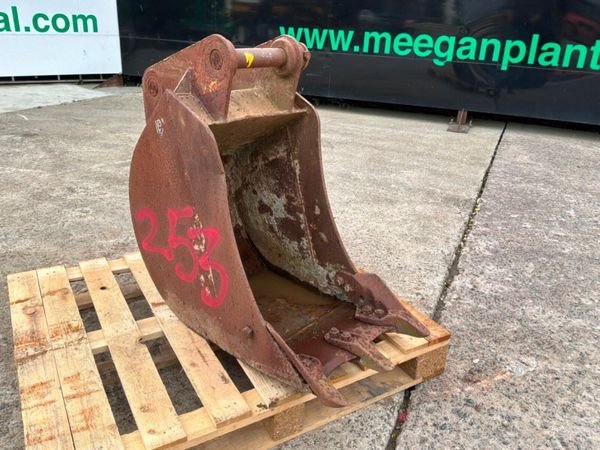 18" digging Bucket...........50mm pins........253k 398541740
