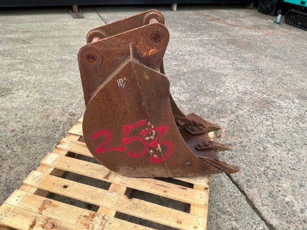 18" digging Bucket...........50mm pins........253k 398541755