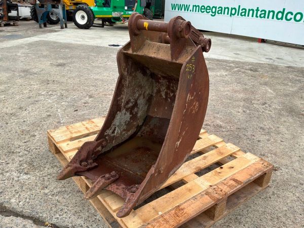 18" digging Bucket...........50mm pins........253k 398541718