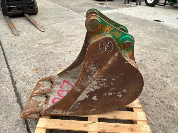 24" Case digging bucket.......50mm pins..........2 398541840