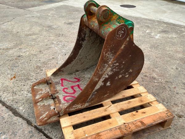 24" Case digging bucket.......50mm pins..........2 398541845