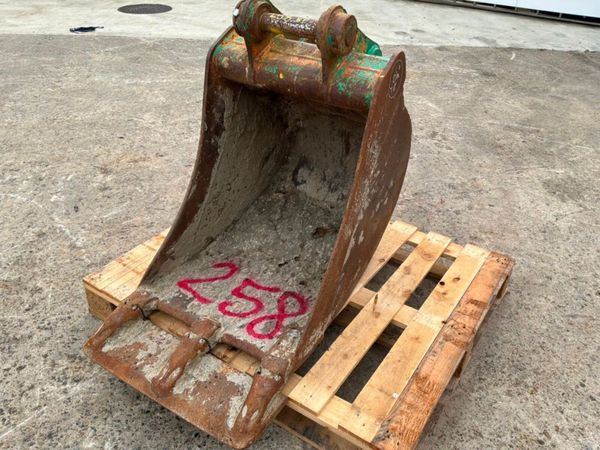 24" Case digging bucket.......50mm pins..........2 398541852