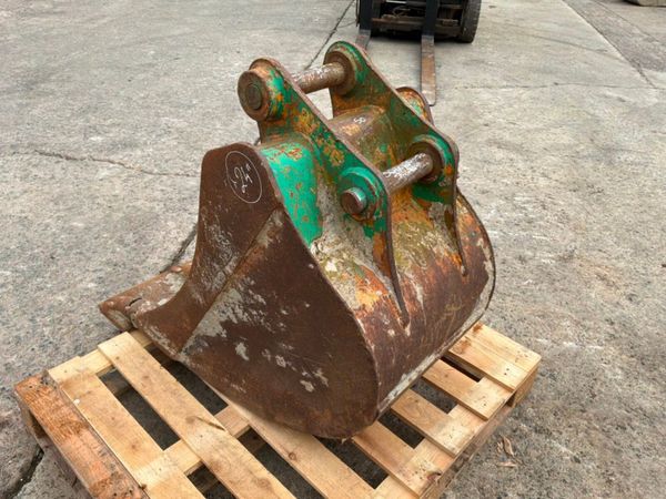24" Case digging bucket.......50mm pins..........2 398541857