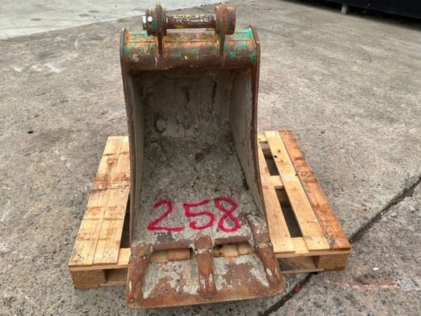 24" Case digging bucket.......50mm pins..........2 398541882