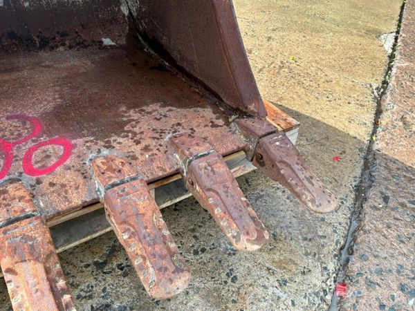 36" Rhinox digging bucket........65mm pins.......2 398586276