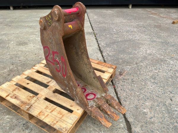 12" Strickland digging bucket....50mm pins....250k 398532861