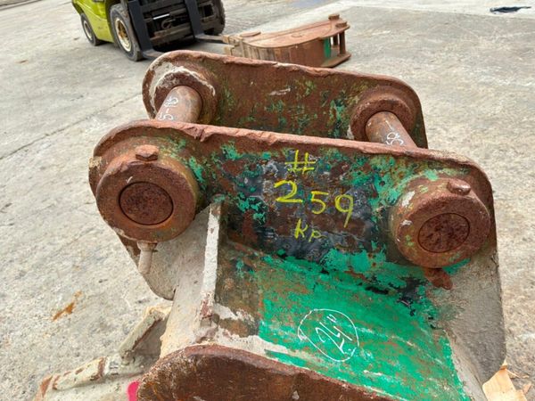 24" gummy edge digging bucket.......50mm pins..... 398532830
