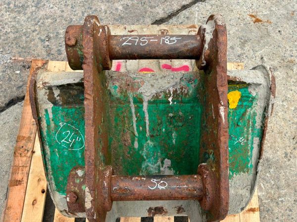 24" gummy edge digging bucket.......50mm pins..... 398532832