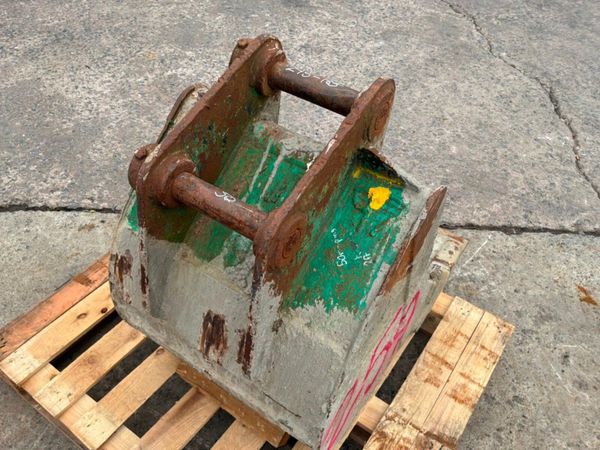 24" gummy edge digging bucket.......50mm pins..... 398532833