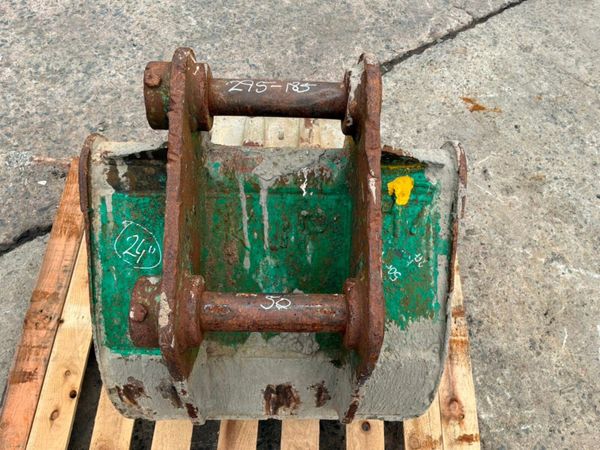 24" gummy edge digging bucket.......50mm pins..... 398532834