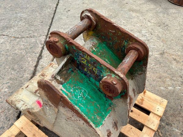 24" gummy edge digging bucket.......50mm pins..... 398532835