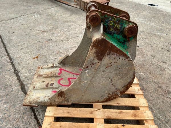 24" gummy edge digging bucket.......50mm pins..... 398532836