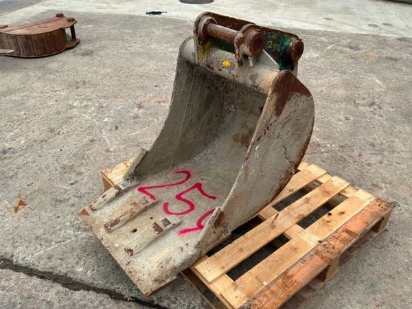24" gummy edge digging bucket.......50mm pins..... 398532837