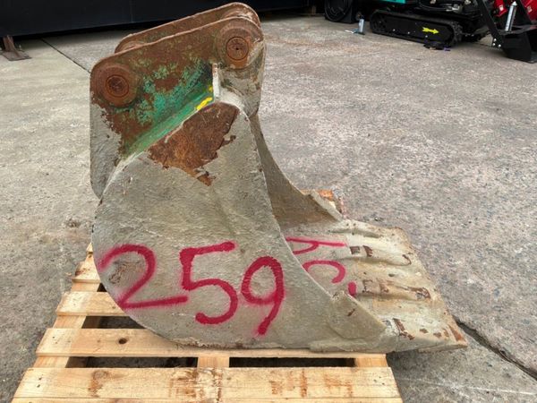 24" gummy edge digging bucket.......50mm pins..... 398532839