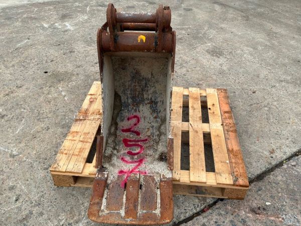 18" Strickland digging bucket.......50mm pins..... 398532943