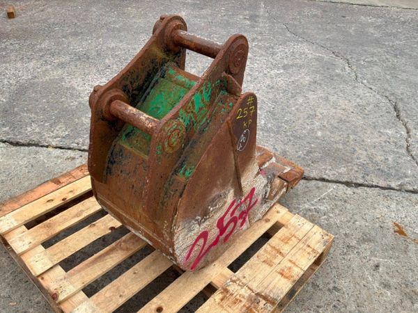 18" Strickland digging bucket.......50mm pins..... 398532963