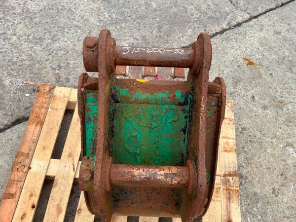 18" Strickland digging bucket.......50mm pins..... 398532975