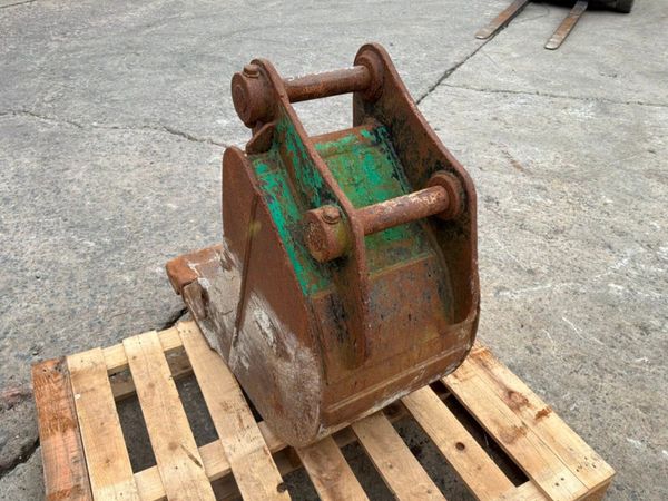 18" Strickland digging bucket.......50mm pins..... 398532984