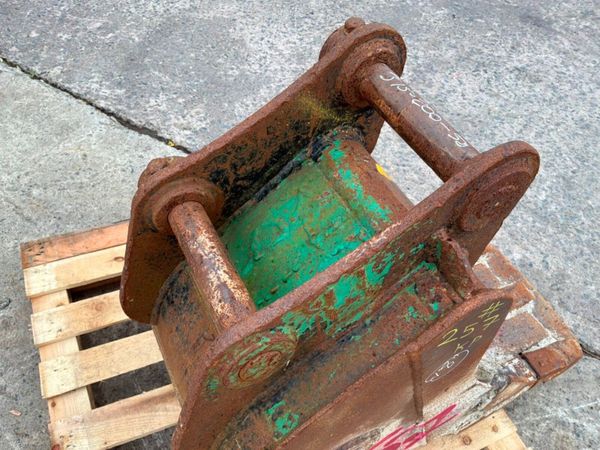 18" Strickland digging bucket.......50mm pins..... 398533012