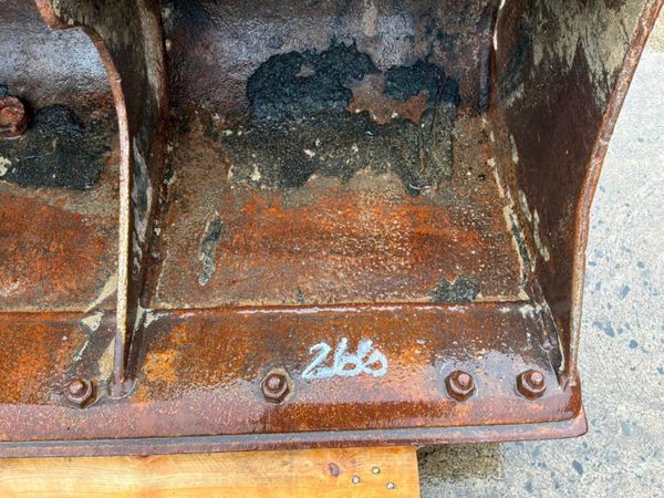 60" Rhinox grading bucket......50mm pins   266kp 398652668