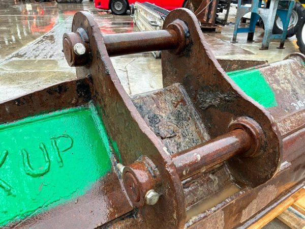 60" Rhinox grading bucket......50mm pins   266kp 398652671