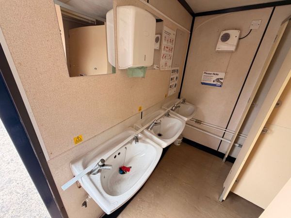 16.5ft x 9ft Male & Female Toilet Block ....3733 398788984