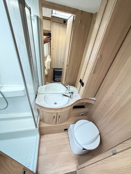 ✨STUNNING 2022 LMC 695 5/6 BERTH ISLAND BED✨ 398707240