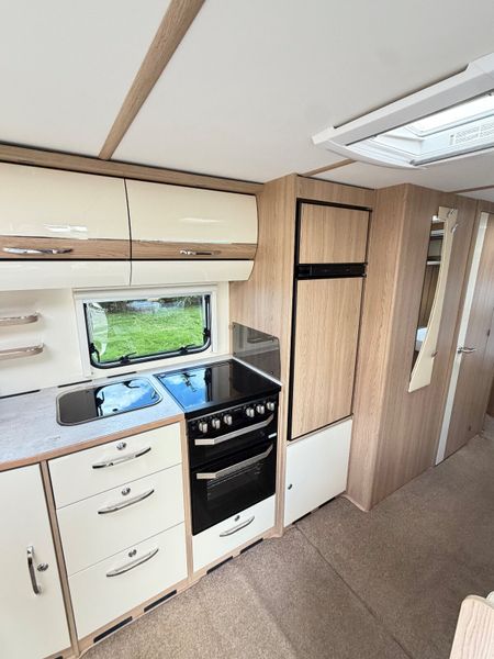 ✨STUNNING 2022 LMC 695 5/6 BERTH ISLAND BED✨ 398707237