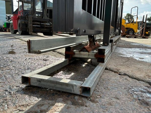 16ft electric / remote sliding entrance gate...... 399050126