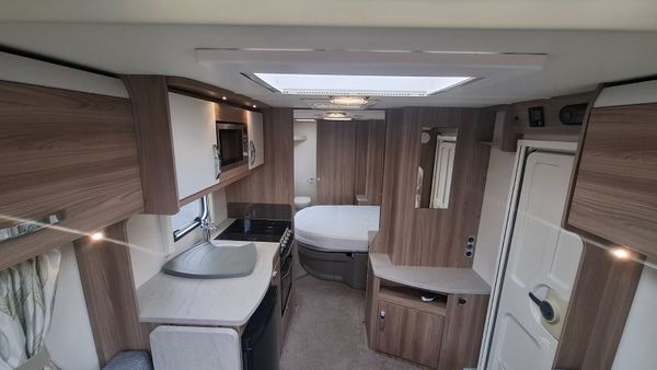 Swift Caernarfon Island Bed Caravan 399155403