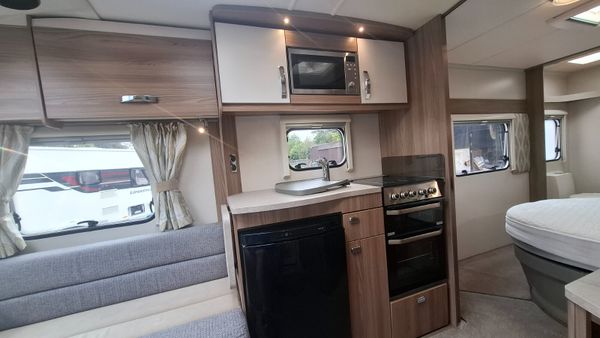 Swift Caernarfon Island Bed Caravan 399155413