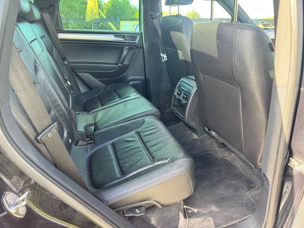 151 Volkswagen Touareg R-Line Commercial***** 399116573
