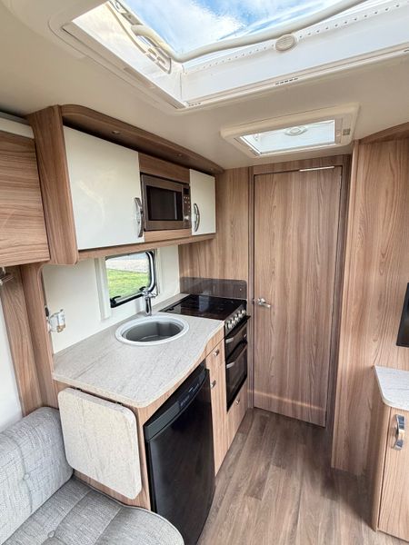 ✨STUNNING SWIFT SPRITE 4 BERTH REAR ISLAND BED✨ 399985402