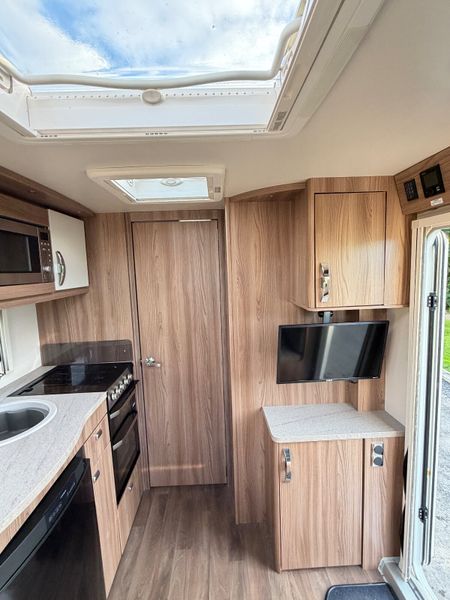 ✨STUNNING SWIFT SPRITE 4 BERTH REAR ISLAND BED✨ 399985412
