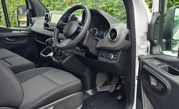 2026 Sprinter 319 LWB with Heavy Towing Capacity 306027565