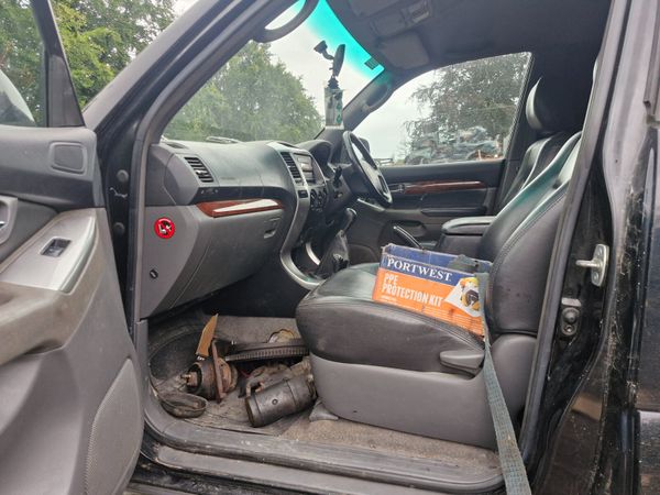 Toyota landcruiser 03 to 10 breaking for parts 317490657