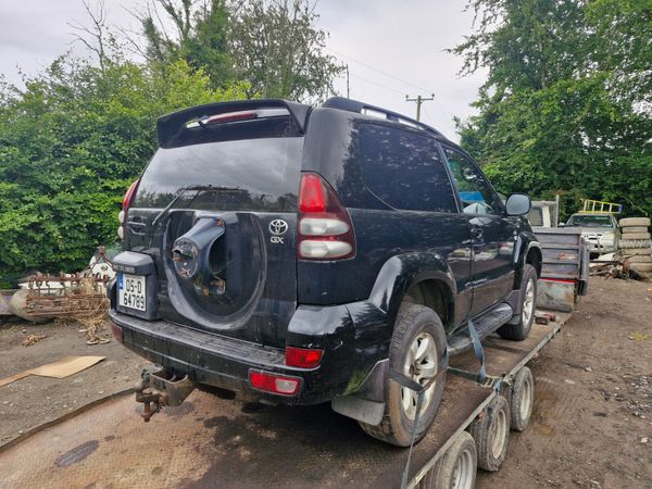 Toyota landcruiser 03 to 10 breaking for parts 317490661